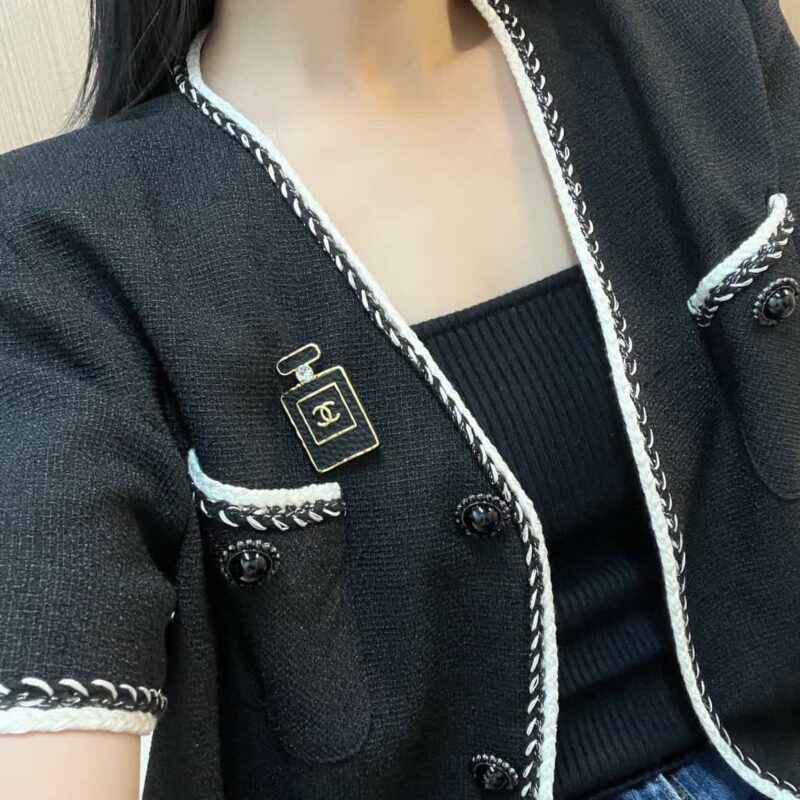 ☑️ 香奈儿双c黑皮香水瓶胸针 - Image 5