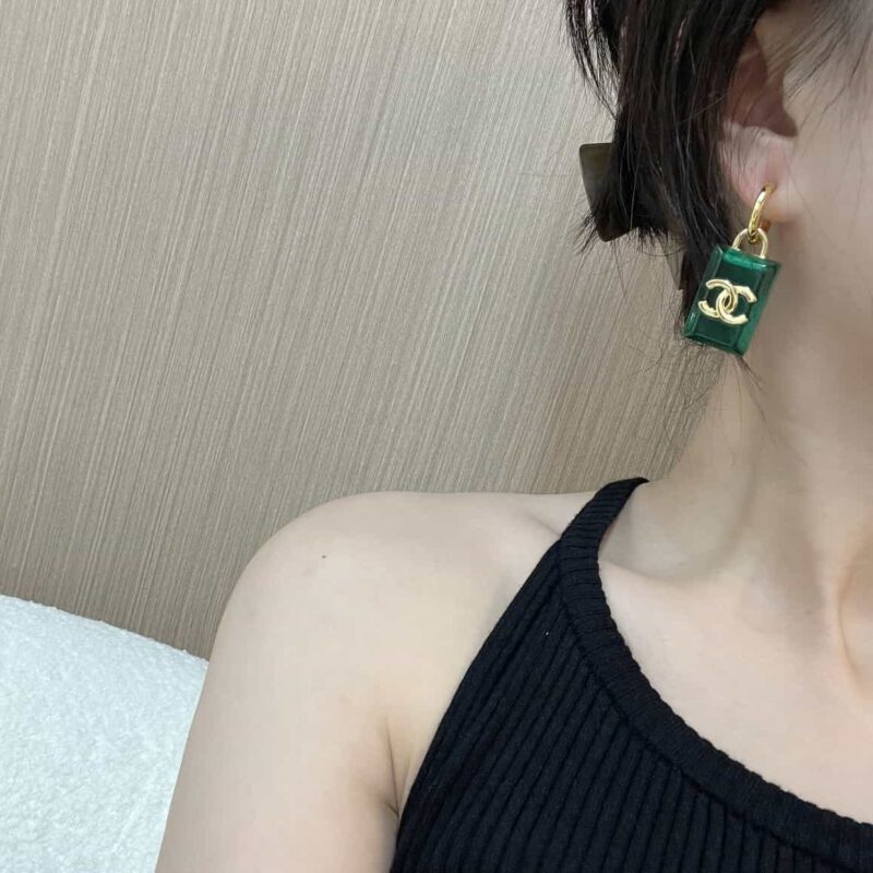 ☑️ 香奈儿c2双c绿色方形亚克力耳钉耳环 - Image 5