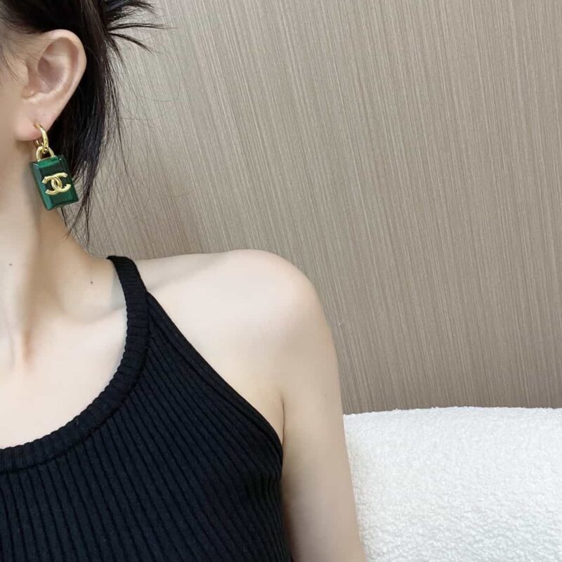 ☑️ 香奈儿c2双c绿色方形亚克力耳钉耳环 - Image 7