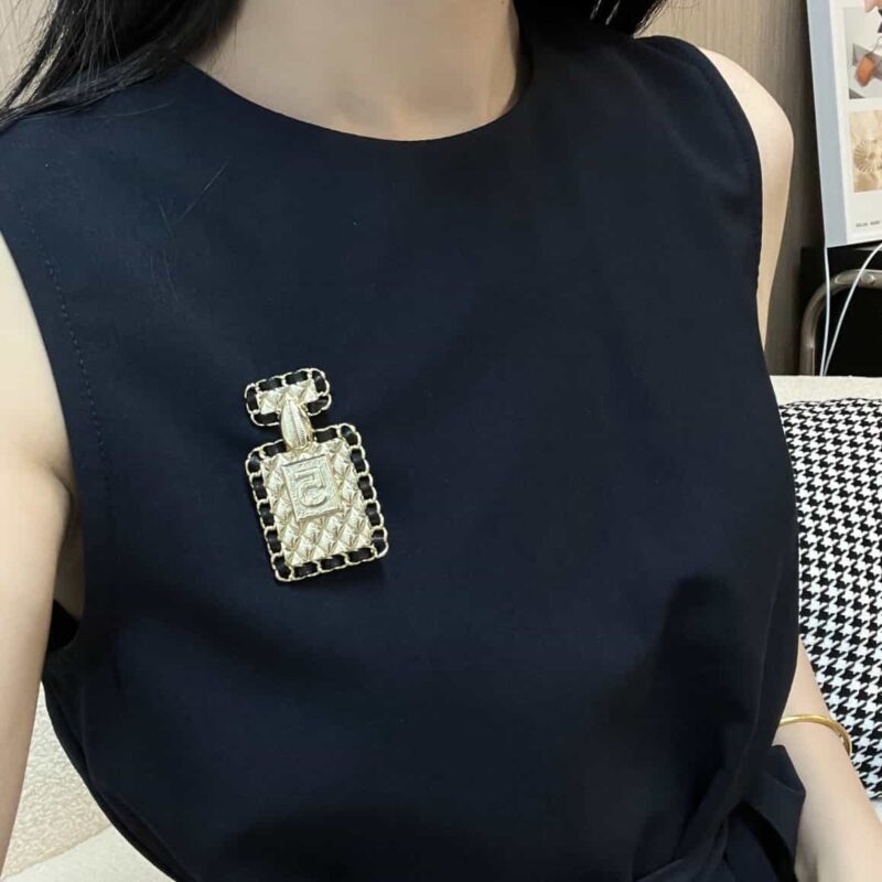 ☑️ 香奈儿双c香水瓶黑皮绳胸针 - Image 5