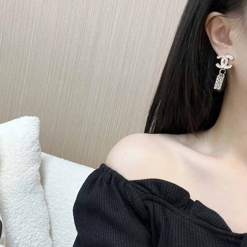 ☑️CHANEL香奈儿不对称双c条形亚克力5字耳钉耳环 - Image 5