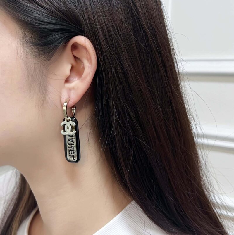 ☑️ 香奈儿C2双c条形字母耳钉耳环 - Image 7