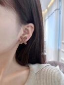 （一对）MIU MIU缪缪不对称皮革字母耳钉耳环