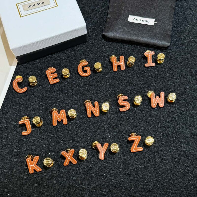 （一对）MIU MIU缪缪不对称皮革字母耳钉耳环 - Image 14