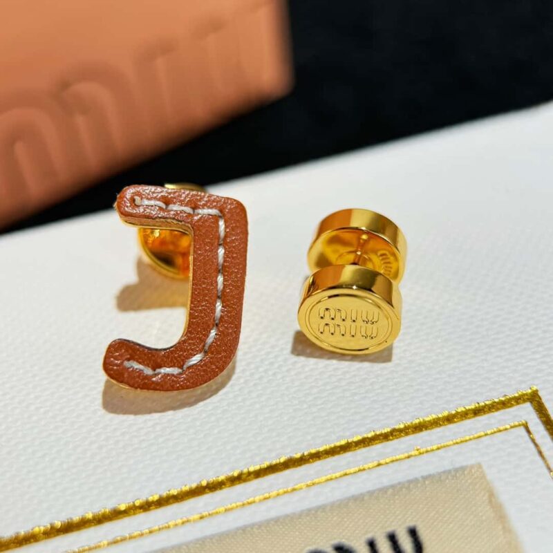 （一对）MIU MIU缪缪不对称皮革字母耳钉耳环 - Image 19