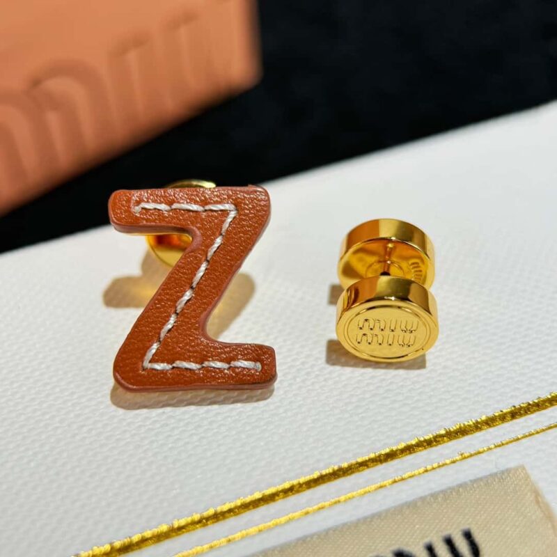 （一对）MIU MIU缪缪不对称皮革字母耳钉耳环 - Image 21