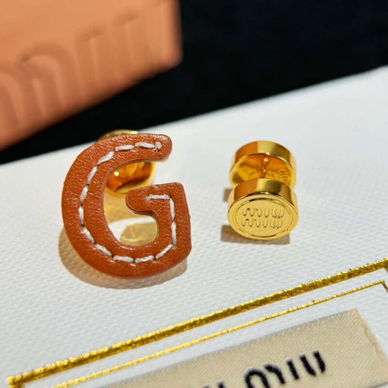 （一对）MIU MIU缪缪不对称皮革字母耳钉耳环 - Image 23
