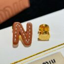 （一对）MIU MIU缪缪不对称皮革字母耳钉耳环