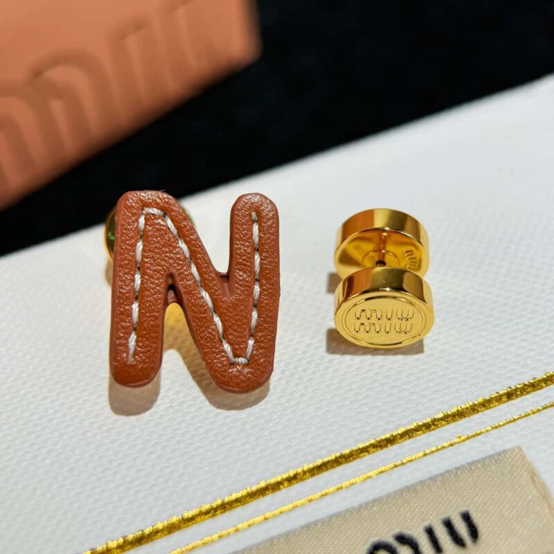 （一对）MIU MIU缪缪不对称皮革字母耳钉耳环 - Image 24