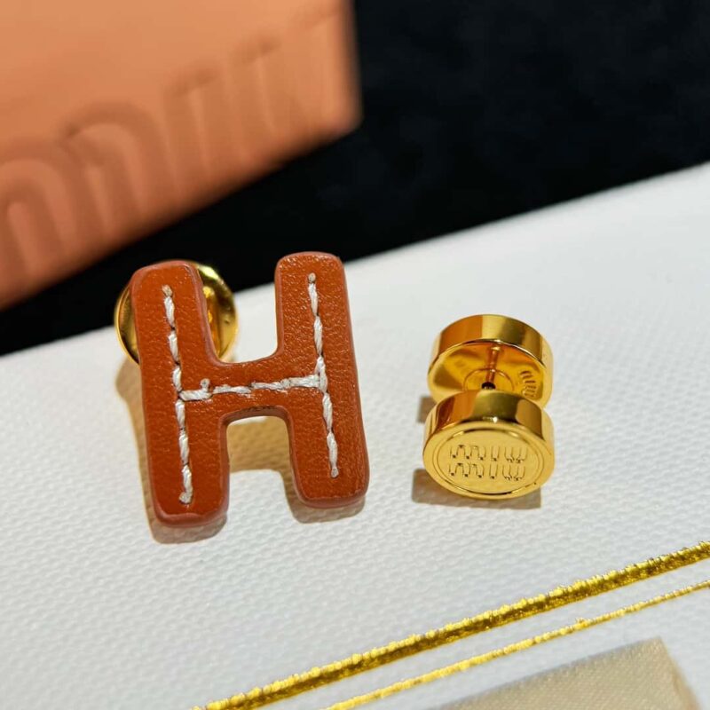 （一对）MIU MIU缪缪不对称皮革字母耳钉耳环 - Image 25