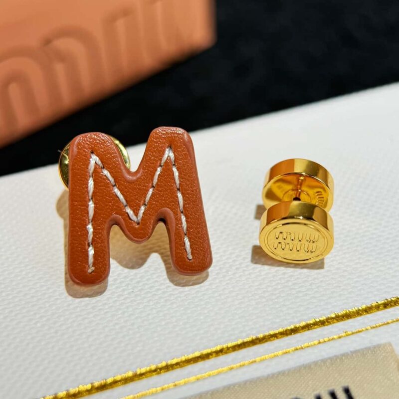 （一对）MIU MIU缪缪不对称皮革字母耳钉耳环 - Image 27