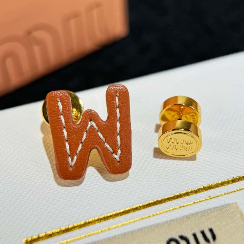 （一对）MIU MIU缪缪不对称皮革字母耳钉耳环 - Image 28