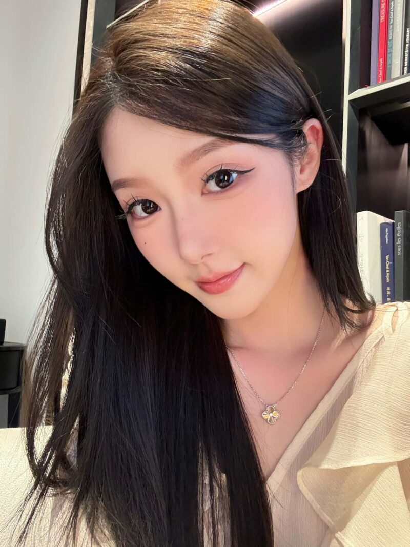 🎄圣诞限定款 ☀️Van Cleef &Arpels 梵克雅宝圣诞节限定款镭雕四叶草项链 ☀ - Image 2