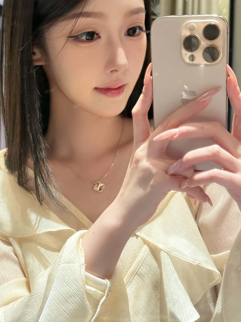 🎄圣诞限定款 ☀️Van Cleef &Arpels 梵克雅宝圣诞节限定款镭雕四叶草项链 ☀ - Image 4