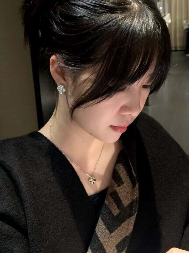 🎄圣诞限定款 ☀️Van Cleef &Arpels 梵克雅宝圣诞节限定款镭雕四叶草项链 ☀ - Image 6