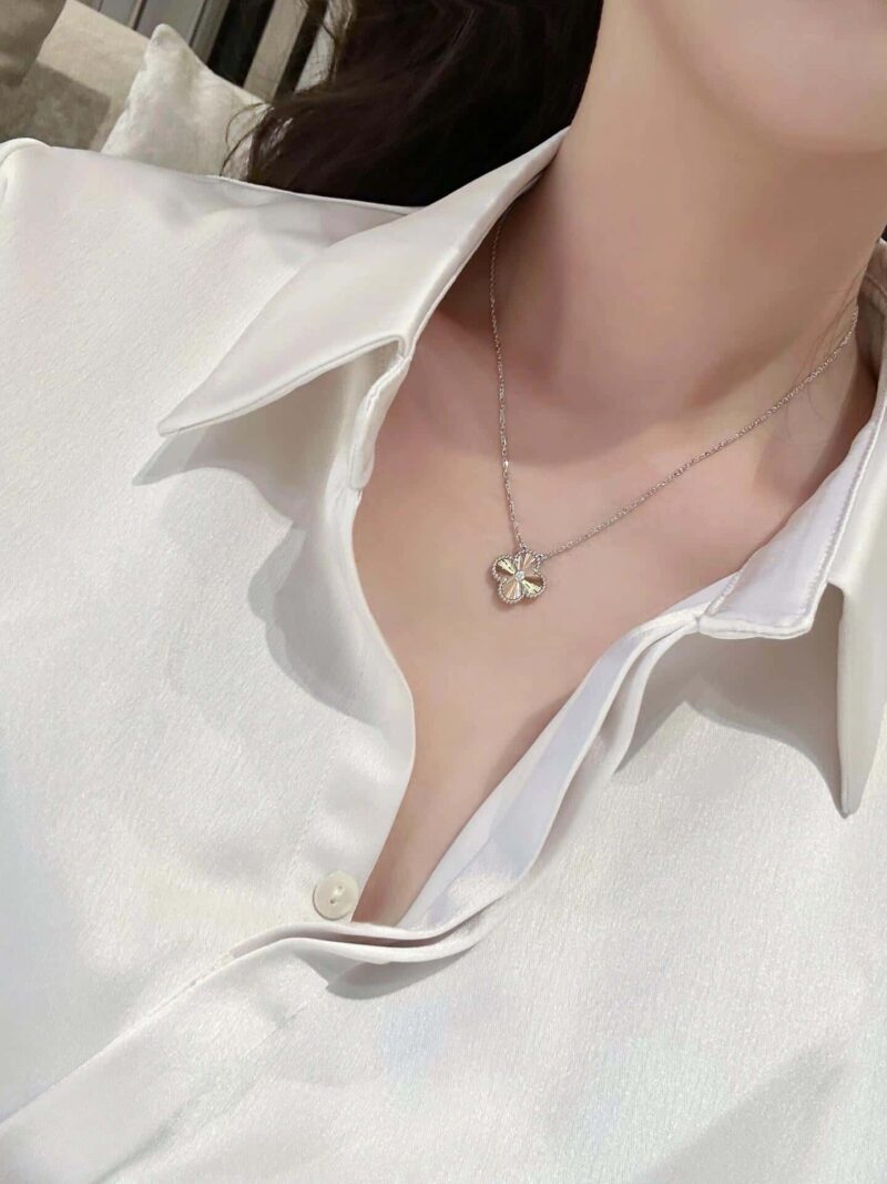 🎄圣诞限定款 ☀️Van Cleef &Arpels 梵克雅宝圣诞节限定款镭雕四叶草项链 ☀ - Image 7