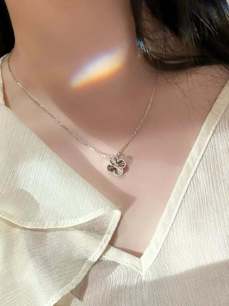 🎄圣诞限定款 ☀️Van Cleef &Arpels 梵克雅宝圣诞节限定款镭雕四叶草项链 ☀ - Image 8