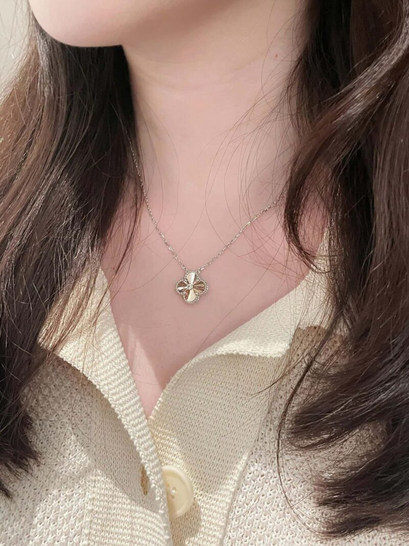 🎄圣诞限定款 ☀️Van Cleef &Arpels 梵克雅宝圣诞节限定款镭雕四叶草项链 ☀ - Image 10