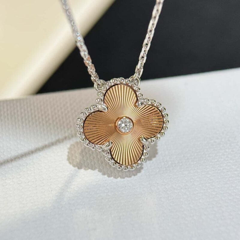 🎄圣诞限定款 ☀️Van Cleef &Arpels 梵克雅宝圣诞节限定款镭雕四叶草项链 ☀ - Image 18