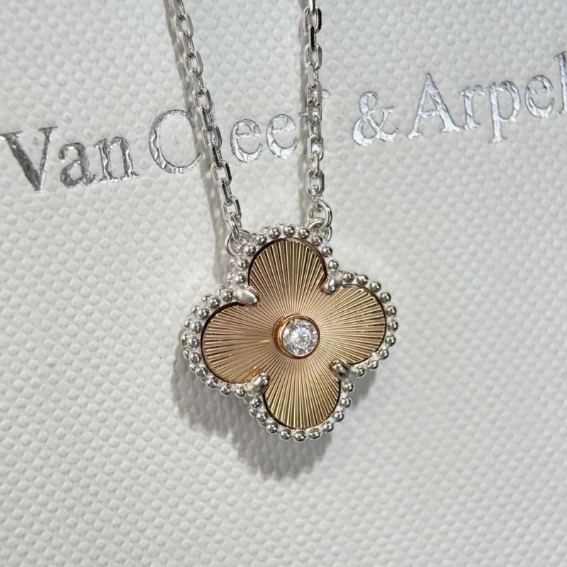🎄圣诞限定款 ☀️Van Cleef &Arpels 梵克雅宝圣诞节限定款镭雕四叶草项链 ☀ - Image 25